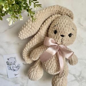 Ručně háčkovaný králíček 30 cm s dlouhýma ušima